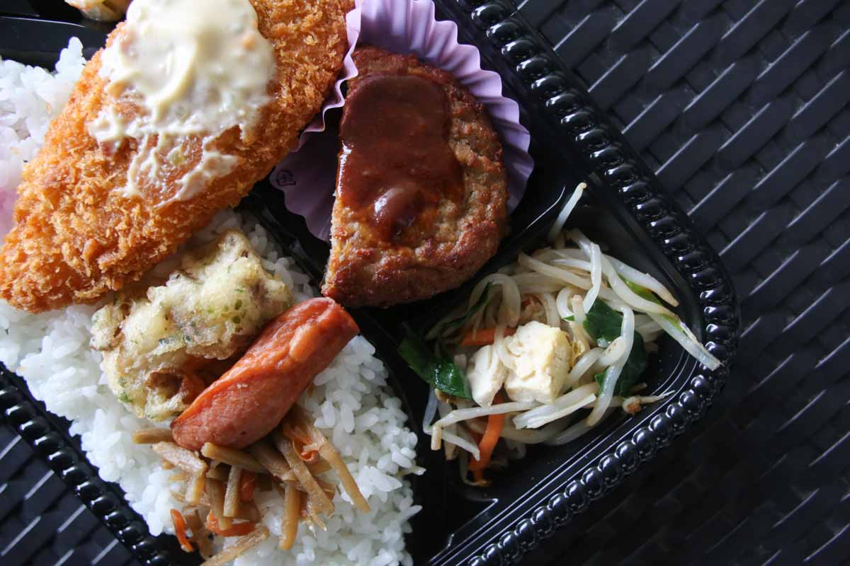 メインも副菜も絶品なうちなー弁当＆120円そば＆激安天ぷらに感動！地元民に愛される「宮城スーパー」の魅力（那覇市）