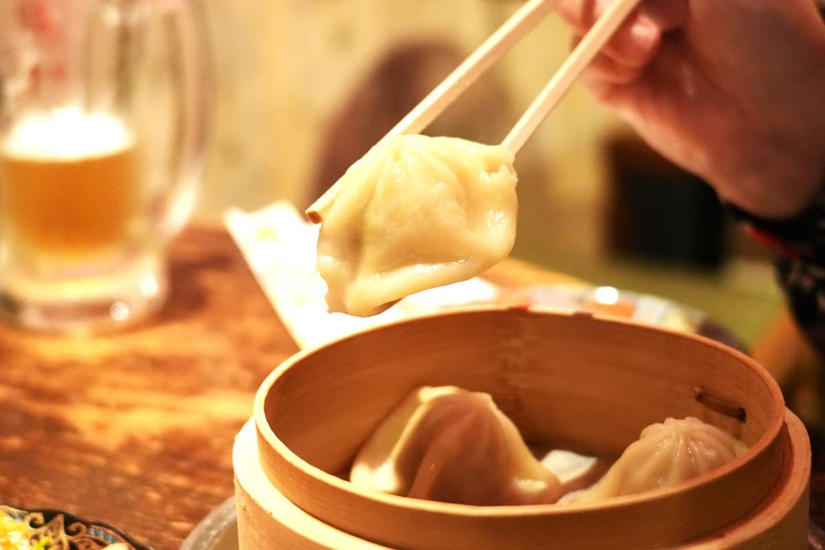 ここは台湾？ エスニック系“4べろ”が大人気！ 異国のピリ辛つまみにビールが進むアジア屋台酒場「那覇哀歌」（那覇市）