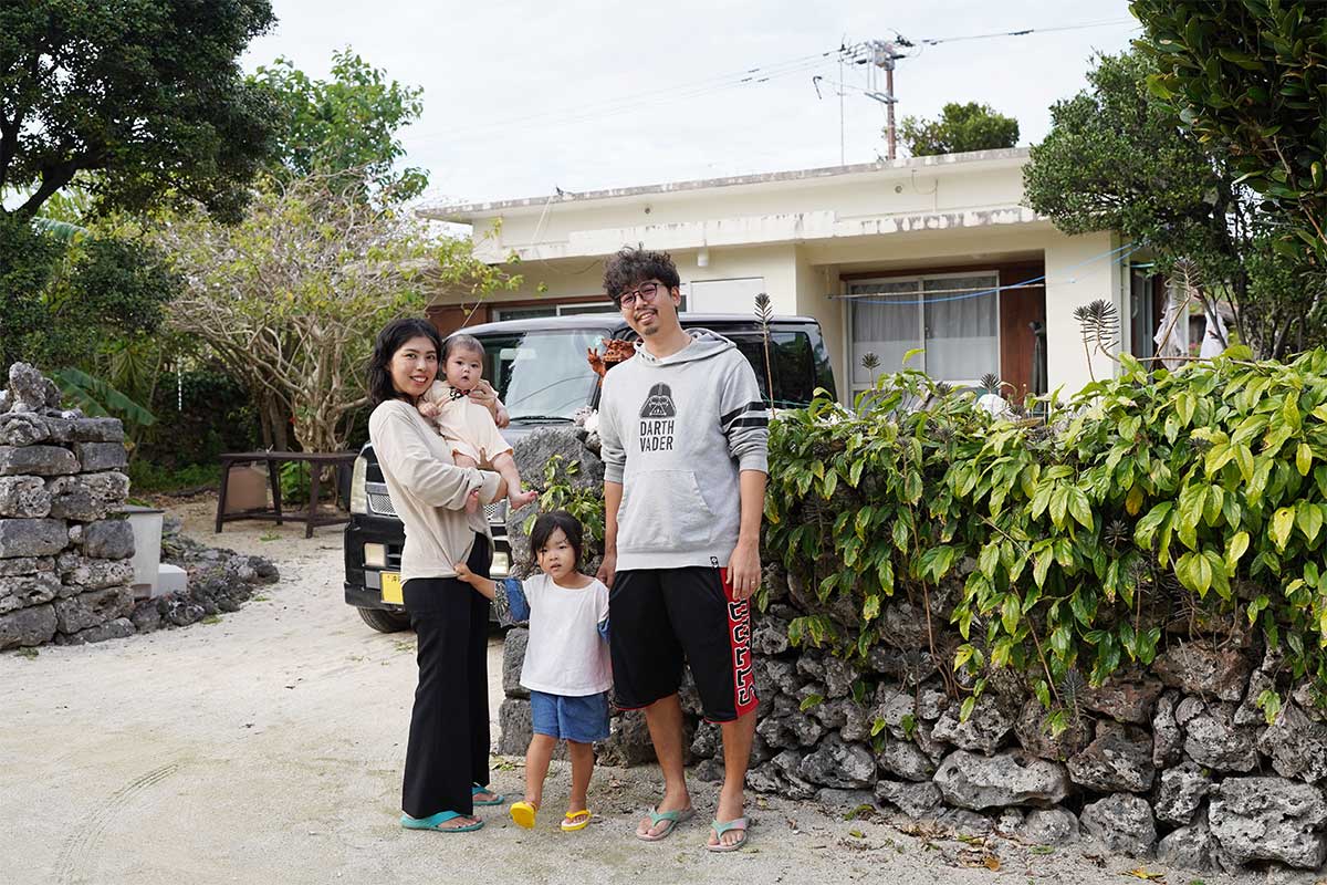 関東から竹富島に移住。授かった子どもたちと共に島の自然を満喫しながら暮らす。『教えて島暮らし〜沖縄移住者の声〜』