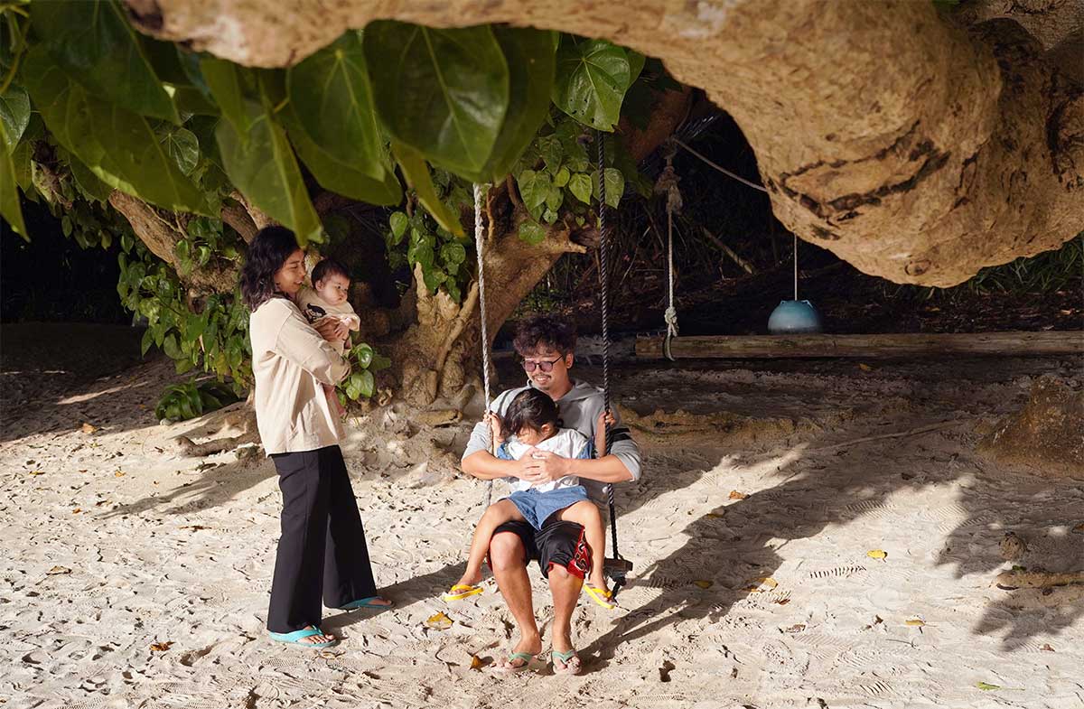 関東から竹富島に移住。授かった子どもたちと共に島の自然を満喫しながら暮らす。『教えて島暮らし〜沖縄移住者の声〜』