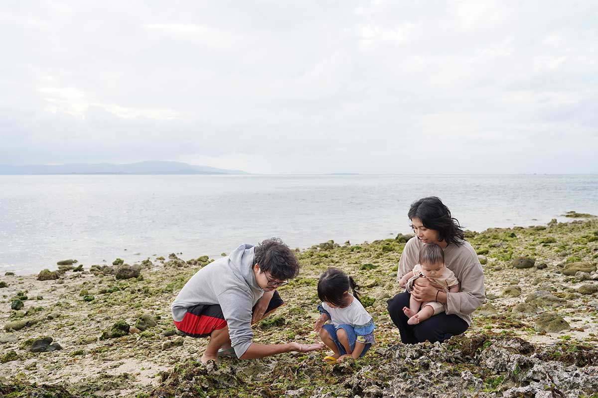 関東から竹富島に移住。授かった子どもたちと共に島の自然を満喫しながら暮らす。『教えて島暮らし〜沖縄移住者の声〜』