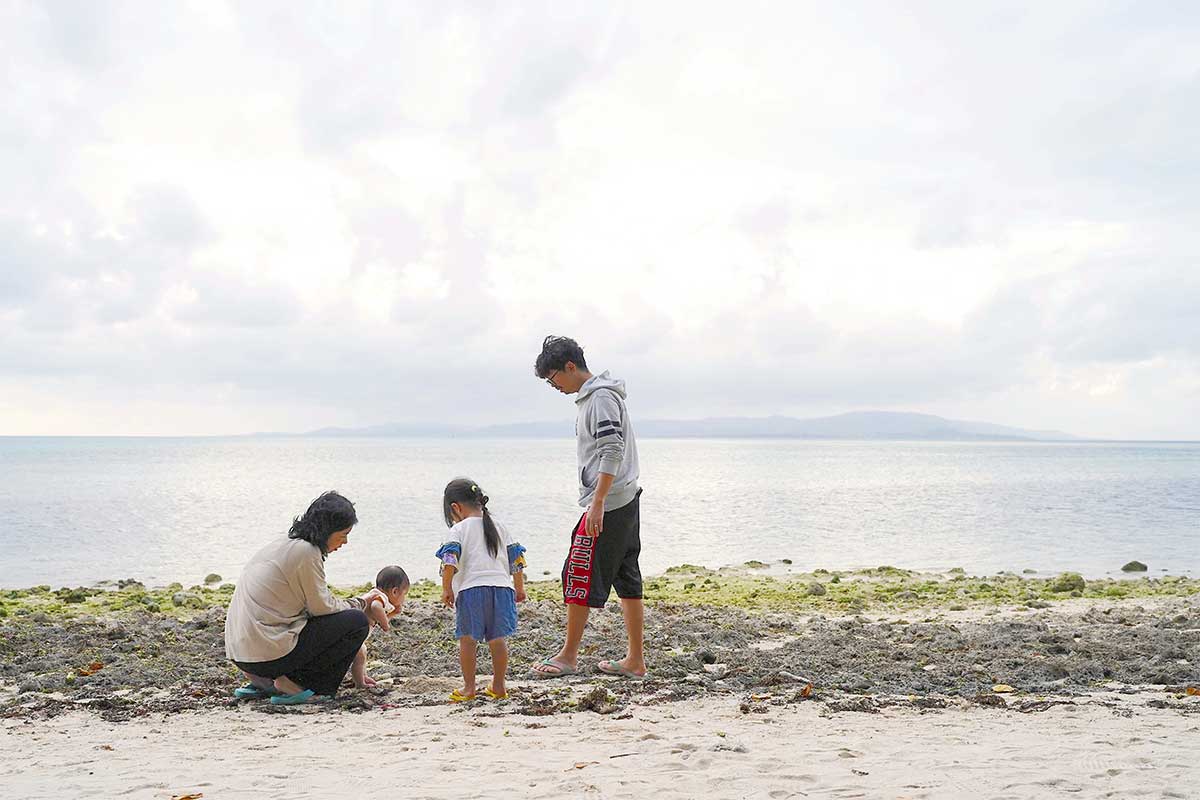関東から竹富島に移住。授かった子どもたちと共に島の自然を満喫しながら暮らす。『教えて島暮らし〜沖縄移住者の声〜』