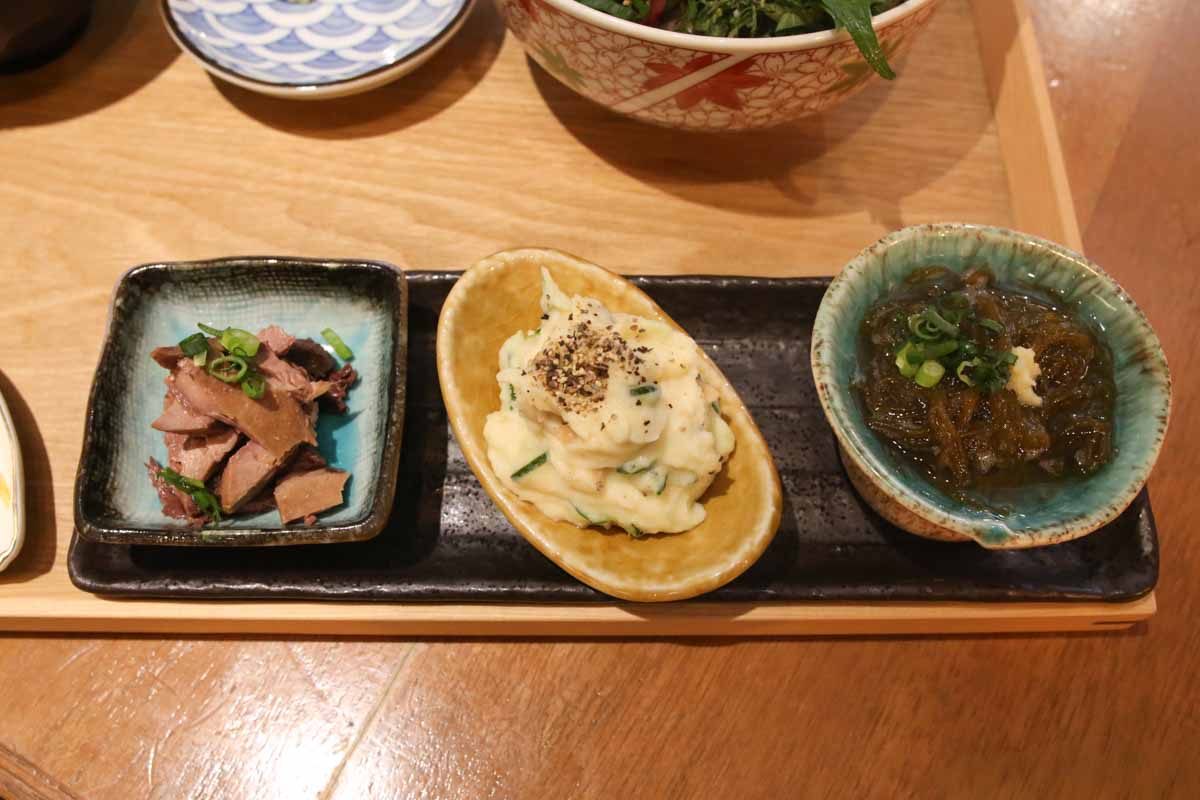 沖縄県産美らマグロと高知県産生本マグロの夢の共演！オーナーの目利きが光る「魚の屯場 うおたむ」の豪華マグロ丼と自分好みのカスタム丼を堪能（那覇市）