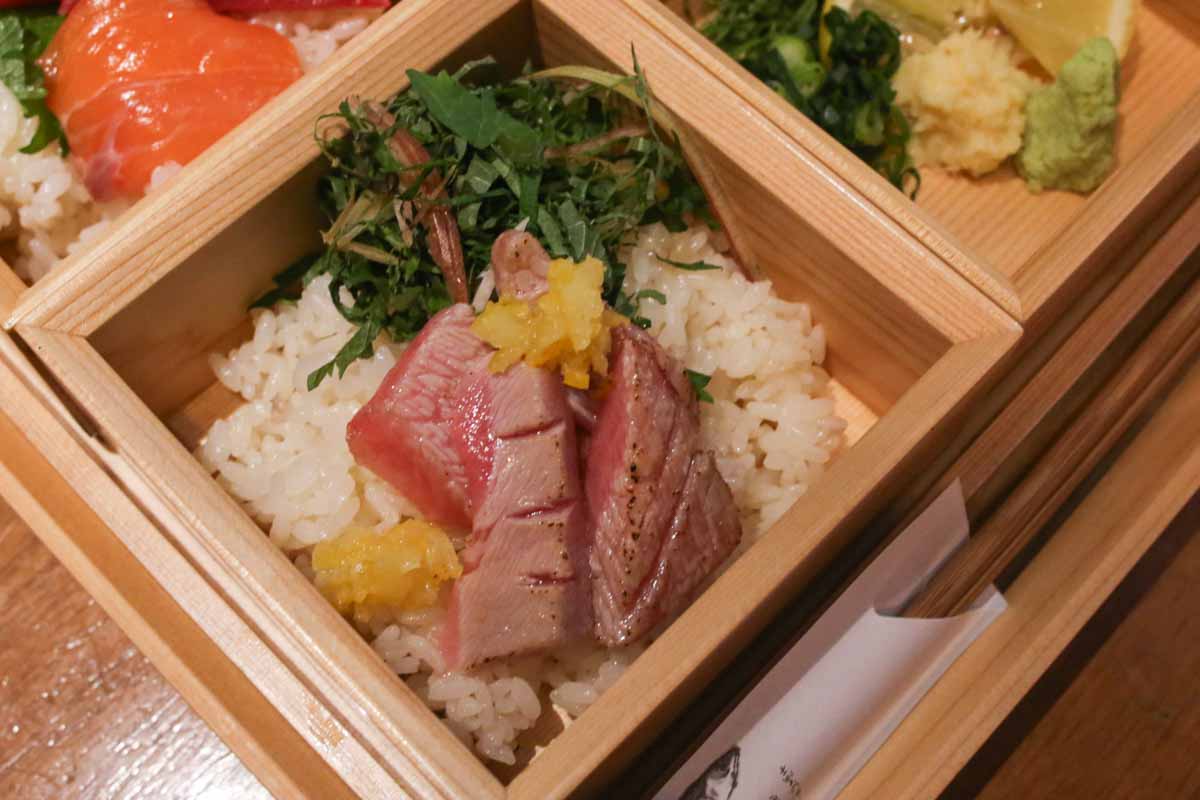 沖縄県産美らマグロと高知県産生本マグロの夢の共演！オーナーの目利きが光る「魚の屯場 うおたむ」の豪華マグロ丼と自分好みのカスタム丼を堪能（那覇市）