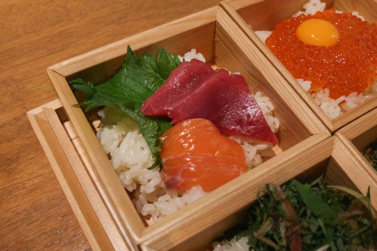 沖縄県産美らマグロと高知県産生本マグロの夢の共演！オーナーの目利きが光る「魚の屯場 うおたむ」の豪華マグロ丼と自分好みのカスタム丼を堪能（那覇市）