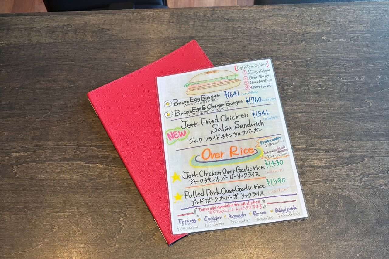 炭火かおるアメリカンダイナー「GRILL JOCKEY（グリル ジョッキー）」の薩摩黒豚100％の贅沢バーガーにかぶりつく（沖縄市）