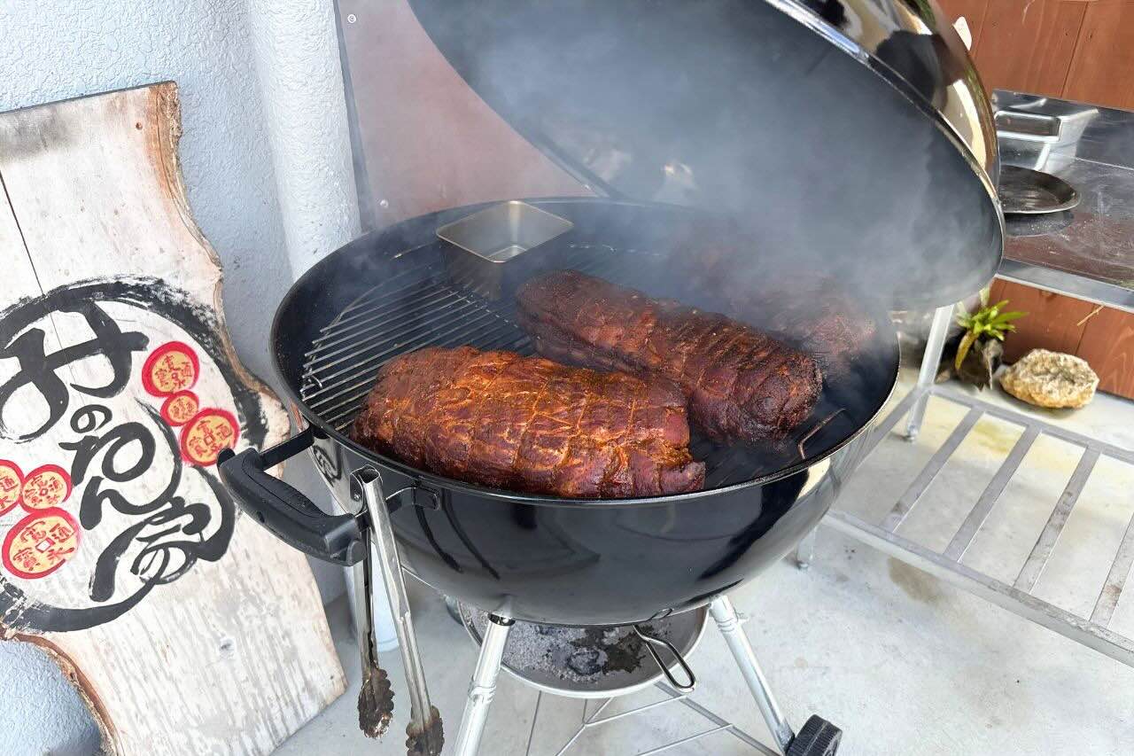 炭火かおるアメリカンダイナー「GRILL JOCKEY（グリル ジョッキー）」の薩摩黒豚100％の贅沢バーガーにかぶりつく（沖縄市）