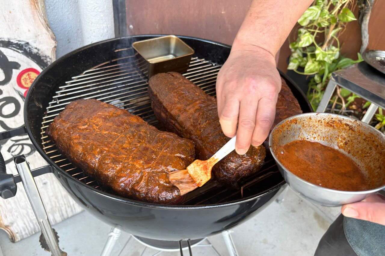 炭火かおるアメリカンダイナー「GRILL JOCKEY（グリル ジョッキー）」の薩摩黒豚100％の贅沢バーガーにかぶりつく（沖縄市）