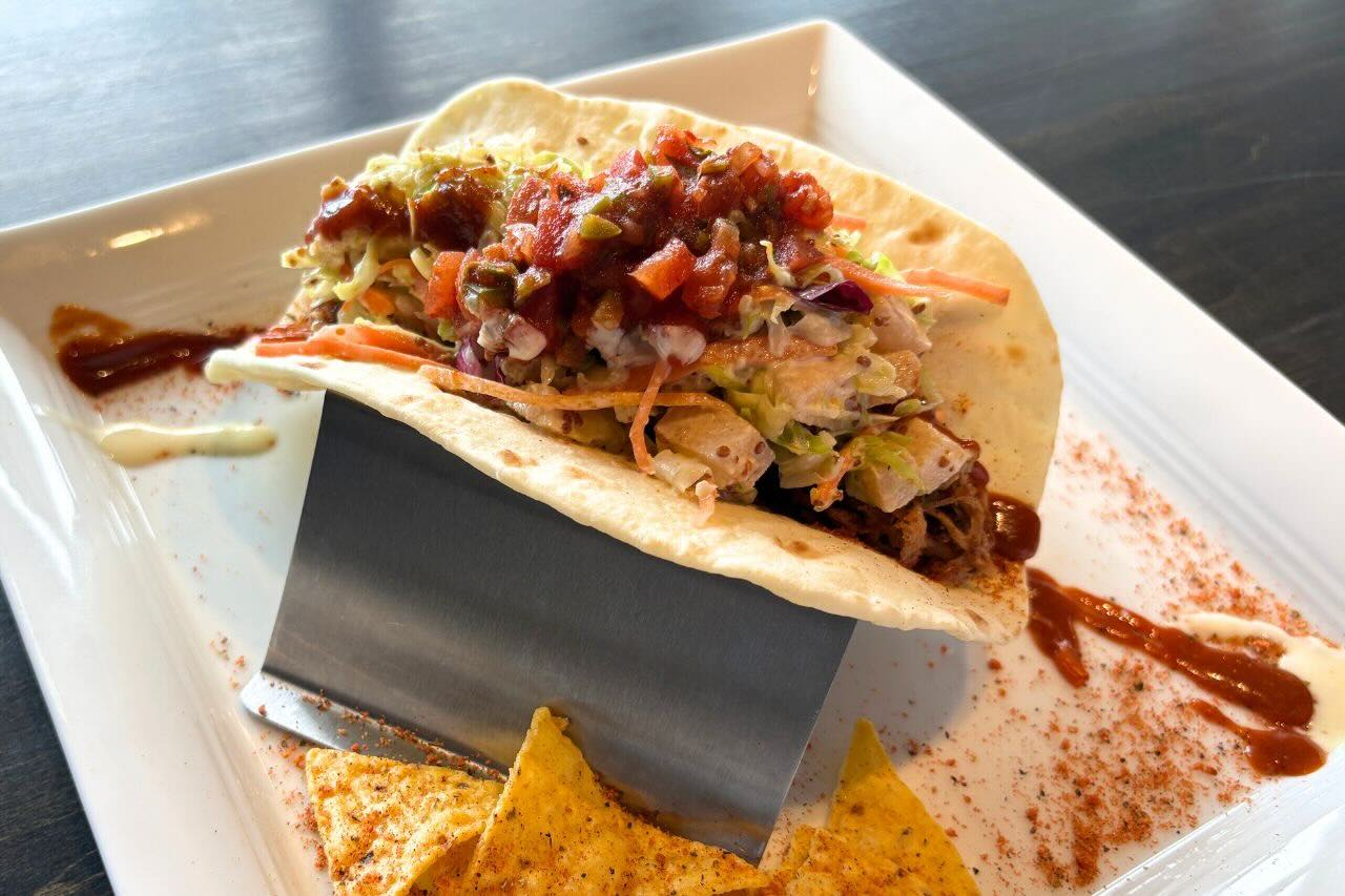 炭火かおるアメリカンダイナー「GRILL JOCKEY（グリル ジョッキー）」の薩摩黒豚100％の贅沢バーガーにかぶりつく（沖縄市）