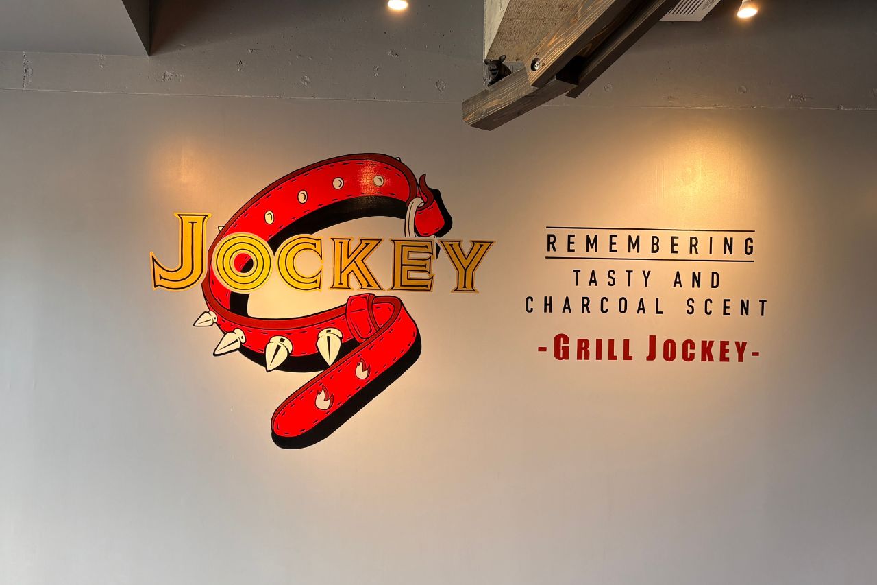 炭火かおるアメリカンダイナー「GRILL JOCKEY（グリル ジョッキー）」の薩摩黒豚100％の贅沢バーガーにかぶりつく（沖縄市）