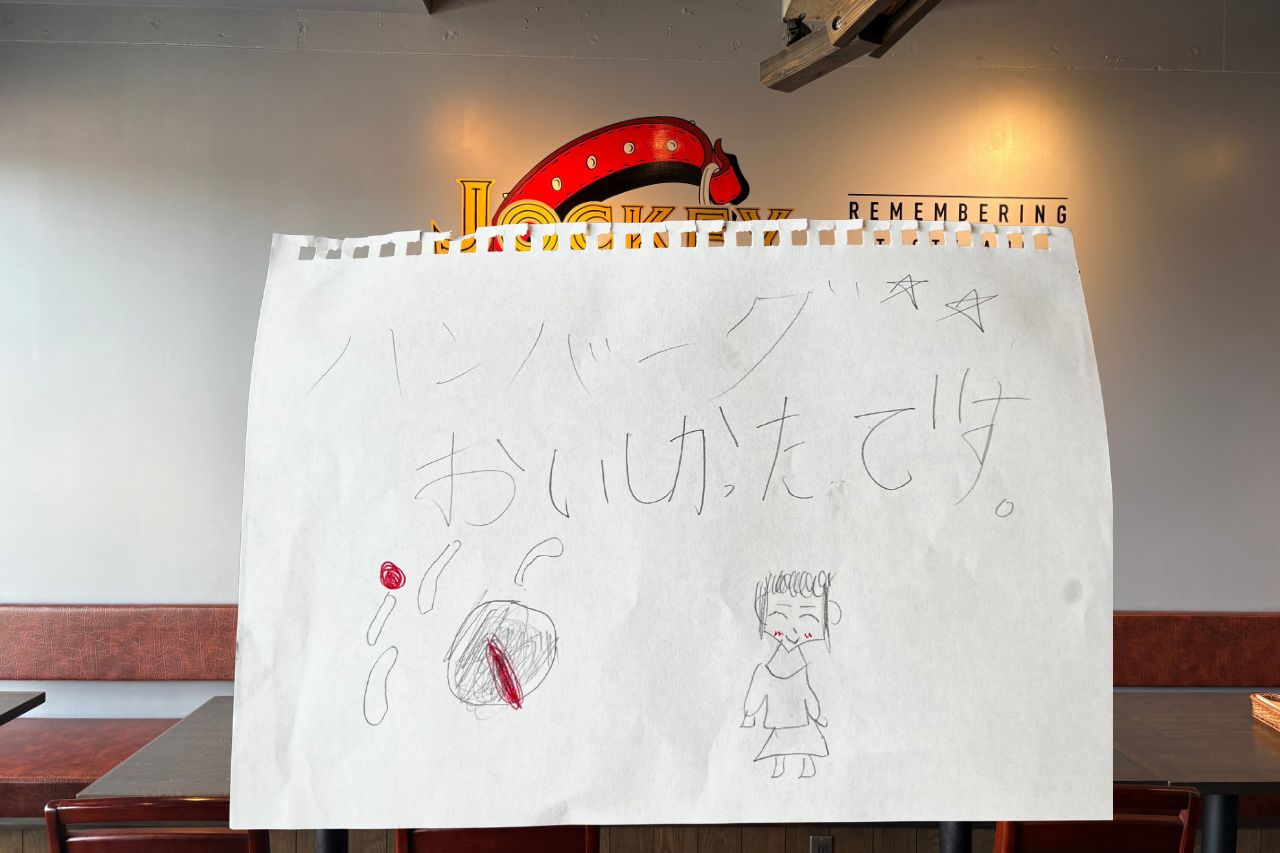 炭火かおるアメリカンダイナー「GRILL JOCKEY（グリル ジョッキー）」の薩摩黒豚100％の贅沢バーガーにかぶりつく（沖縄市）