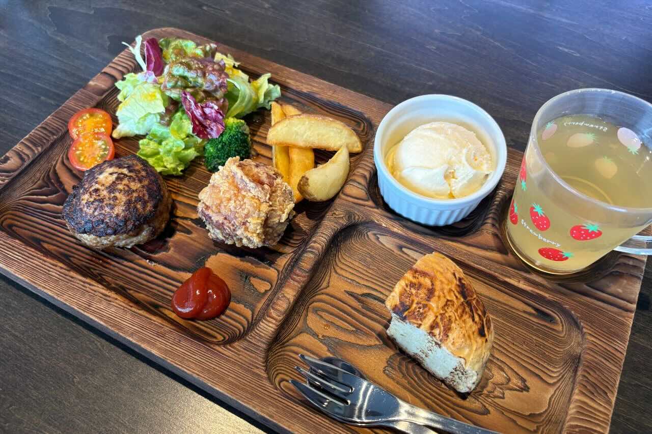 炭火かおるアメリカンダイナー「GRILL JOCKEY（グリル ジョッキー）」の薩摩黒豚100％の贅沢バーガーにかぶりつく（沖縄市）