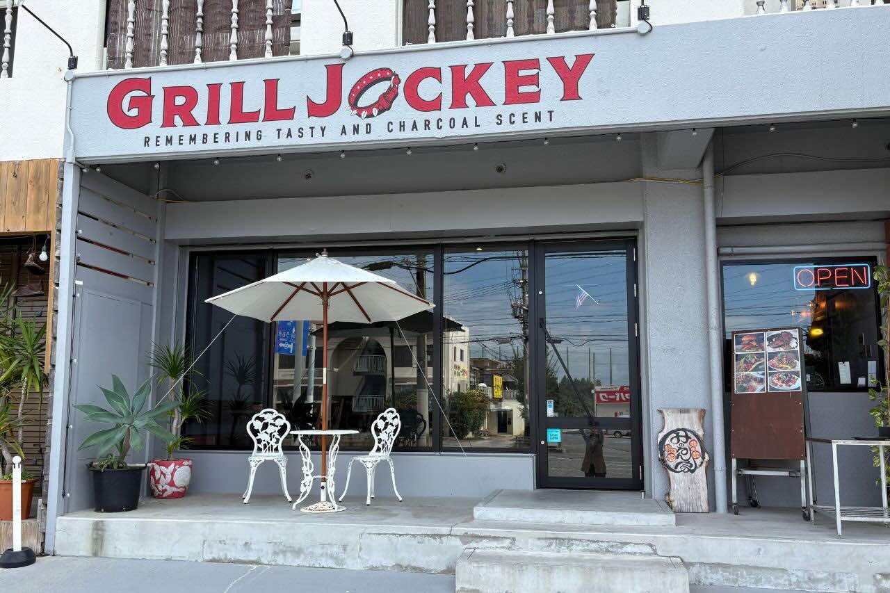 炭火かおるアメリカンダイナー「GRILL JOCKEY（グリル ジョッキー）」の薩摩黒豚100％の贅沢バーガーにかぶりつく（沖縄市）