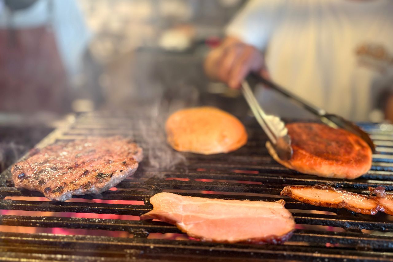 炭火かおるアメリカンダイナー「GRILL JOCKEY（グリル ジョッキー）」の薩摩黒豚100％の贅沢バーガーにかぶりつく（沖縄市）