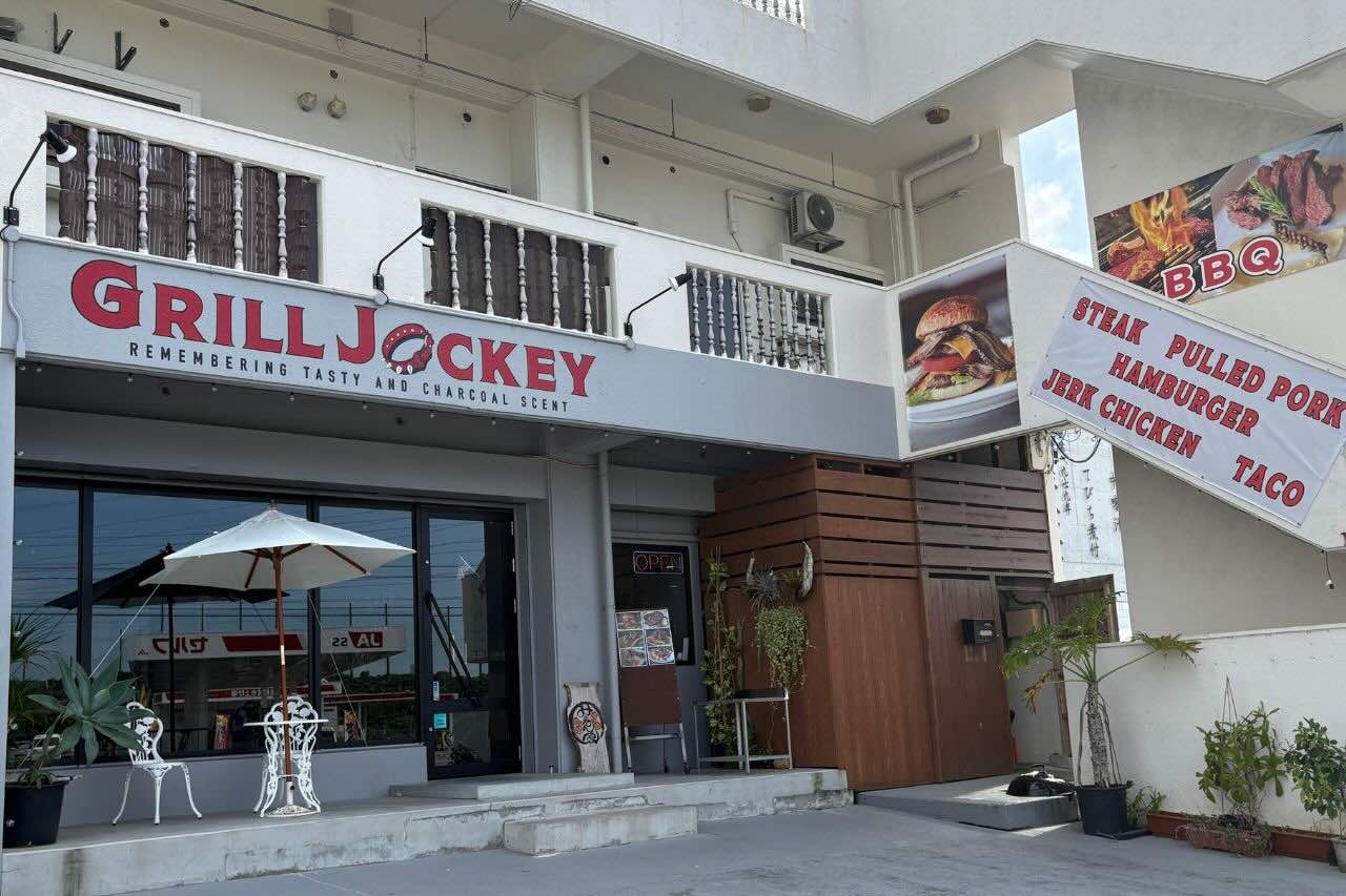 炭火かおるアメリカンダイナー「GRILL JOCKEY（グリル ジョッキー）」の薩摩黒豚100％の贅沢バーガーにかぶりつく（沖縄市）