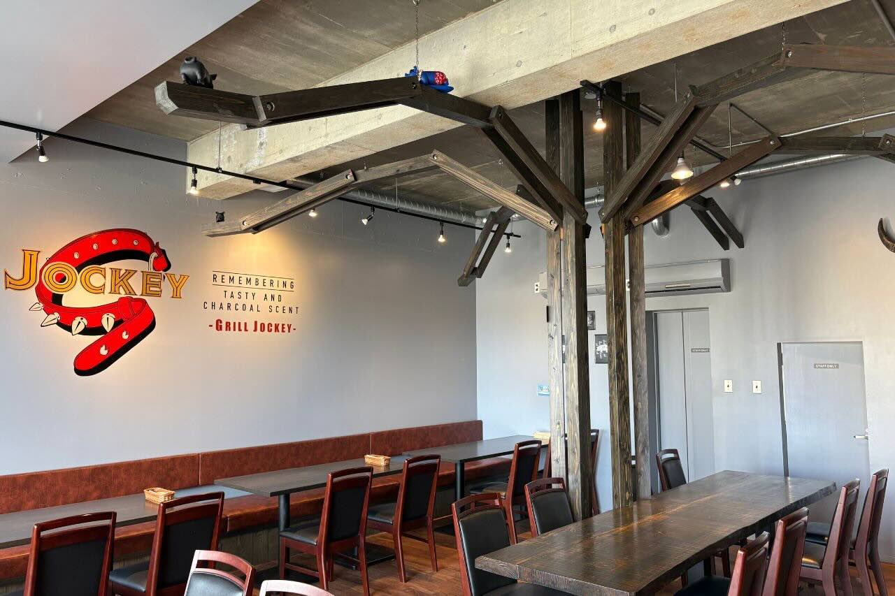 炭火かおるアメリカンダイナー「GRILL JOCKEY（グリル ジョッキー）」の薩摩黒豚100％の贅沢バーガーにかぶりつく（沖縄市）