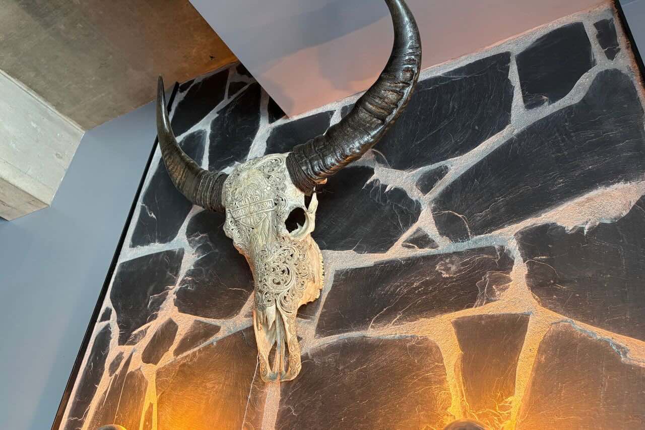 炭火かおるアメリカンダイナー「GRILL JOCKEY（グリル ジョッキー）」の薩摩黒豚100％の贅沢バーガーにかぶりつく（沖縄市）