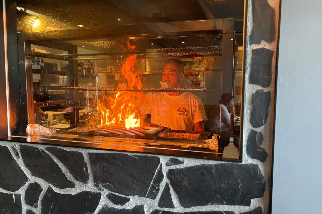 炭火かおるアメリカンダイナー「GRILL JOCKEY（グリル ジョッキー）」の薩摩黒豚100％の贅沢バーガーにかぶりつく（沖縄市）