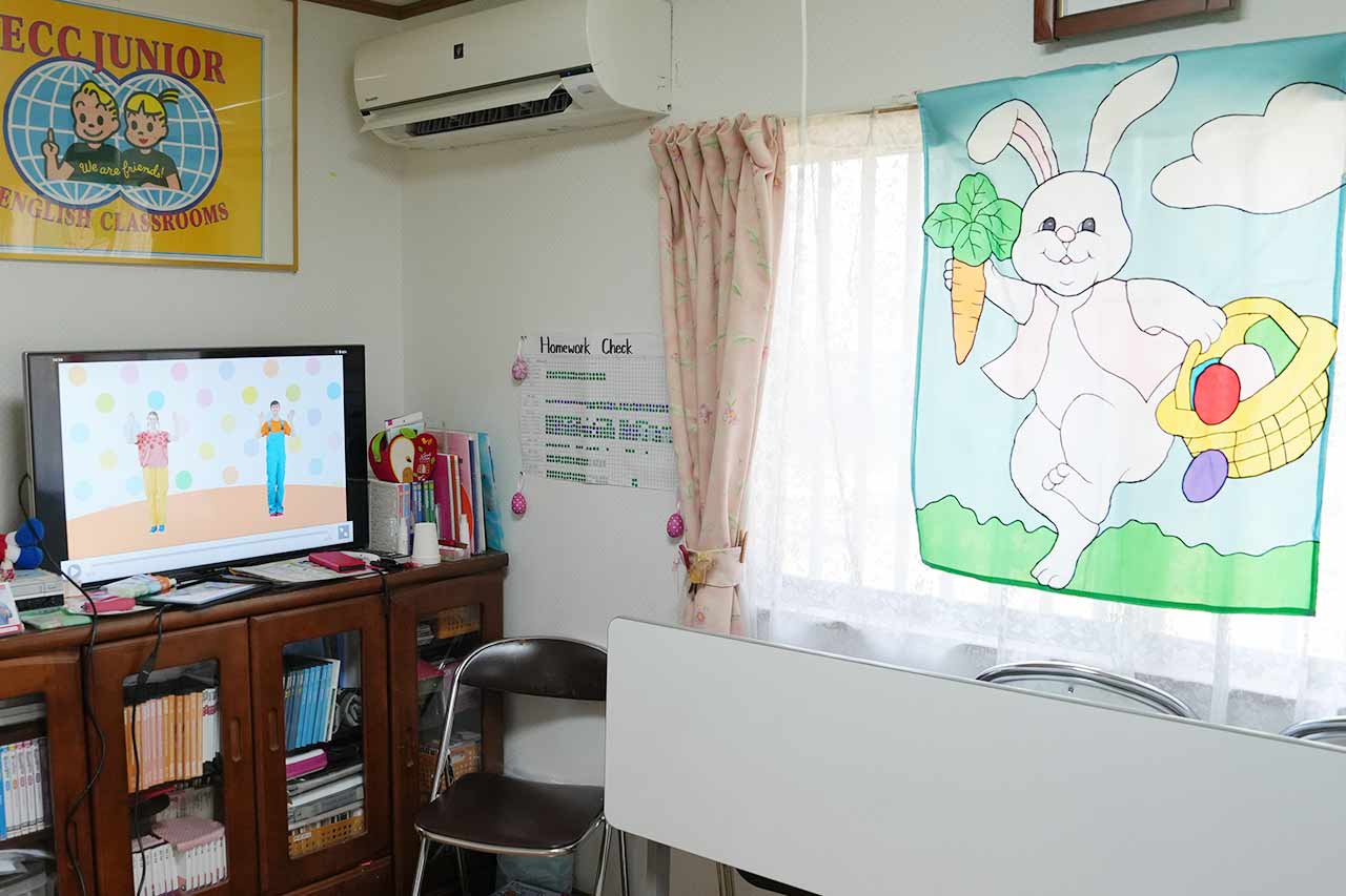 「夢中になるから続き... 確かな力へ」武智志穂さん親子がECCジュニアの英語レッスンを体験！