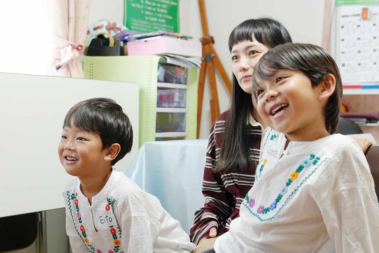 「夢中になるから続き... 確かな力へ」武智志穂さん親子がECCジュニアの英語レッスンを体験！