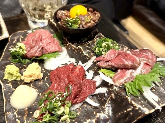 肉刺しがメインの店が、沖縄に！？・・・肉刺しを堪能せよ！〜那覇市安里「肉刺しX」～キャンヒロユキの「とー、飲み歩きやってみよう」〜