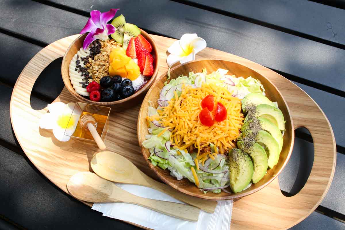 国際通りにNEWオアシス誕生！「CAFE NICA」のガジュマルテラスで味わう具だくさんスペシャルアサイーと自家製アボカドタコライス（那覇市）