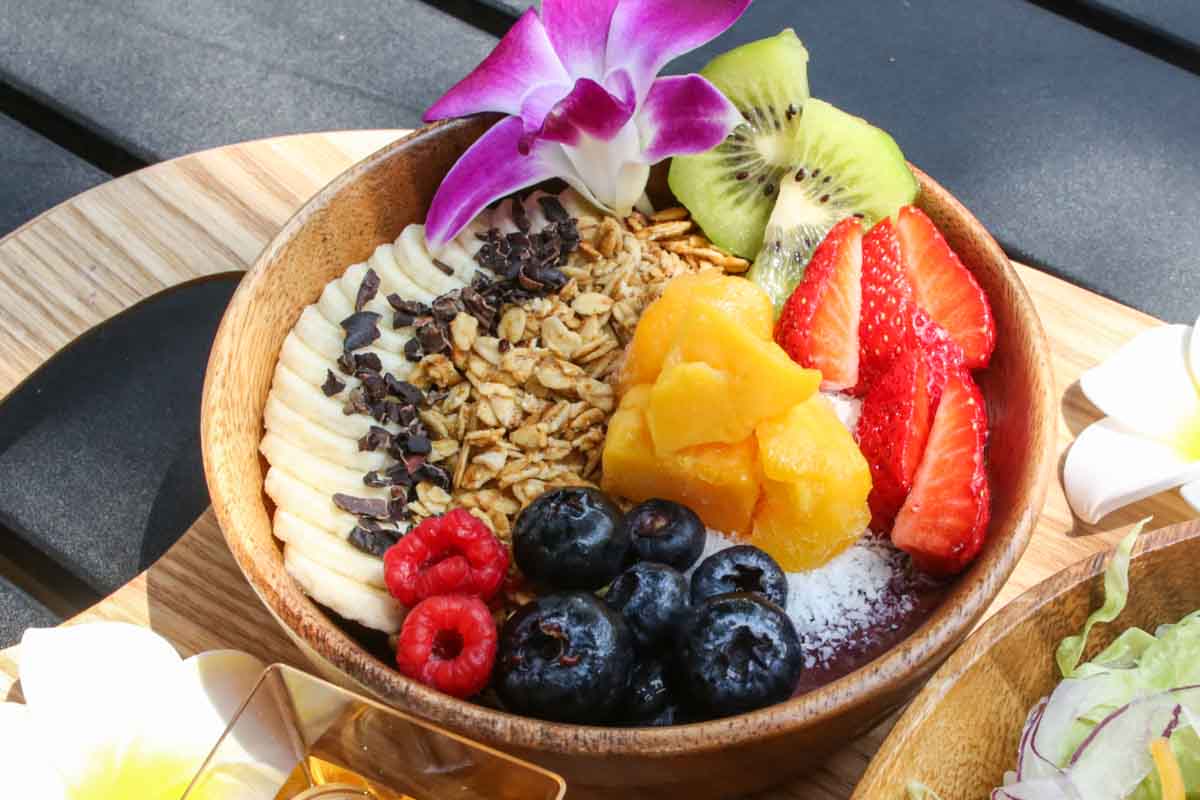 国際通りにNEWオアシス誕生！「CAFE NICA」のガジュマルテラスで味わう具だくさんスペシャルアサイーと自家製アボカドタコライス（那覇市）