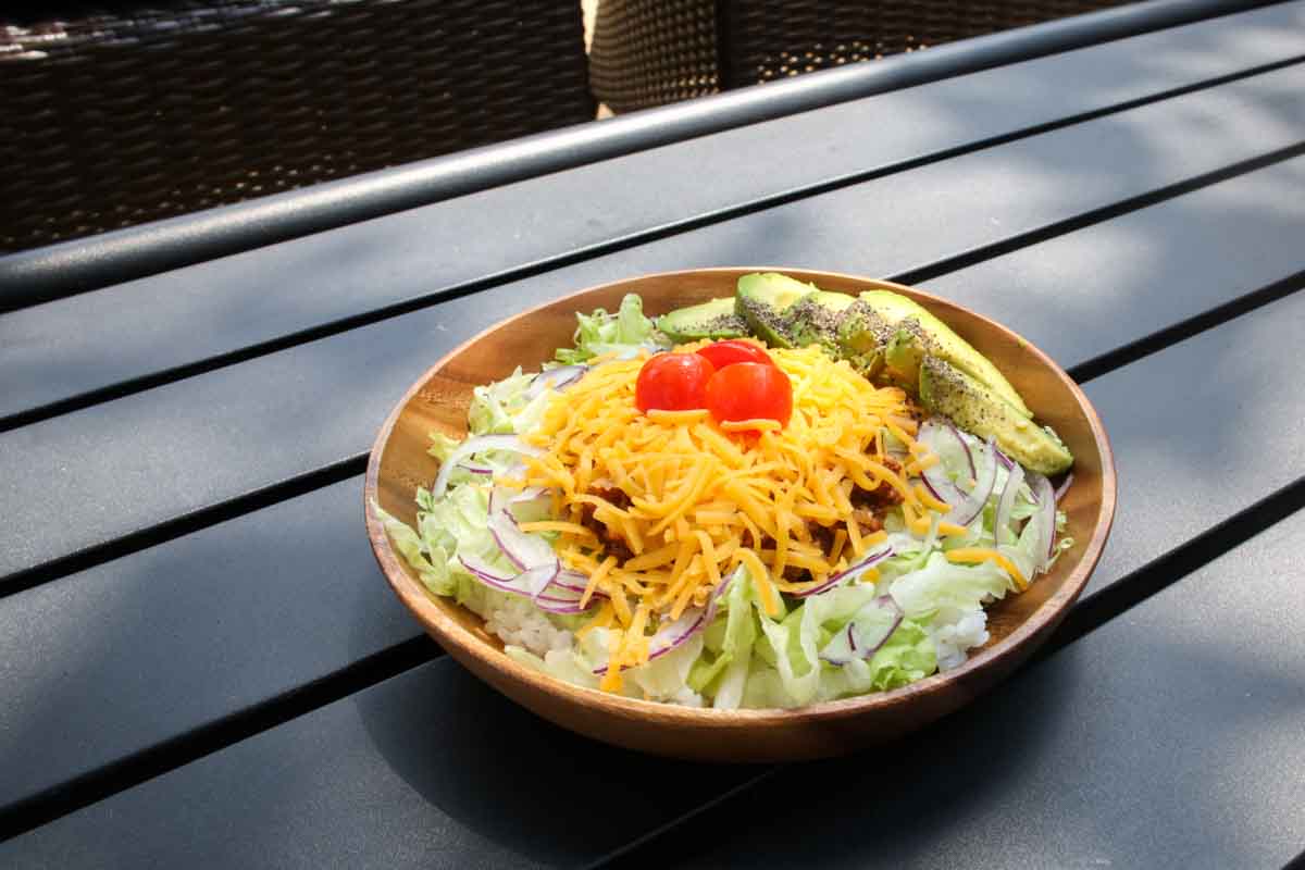 国際通りにNEWオアシス誕生！「CAFE NICA」のガジュマルテラスで味わう具だくさんスペシャルアサイーと自家製アボカドタコライス（那覇市）