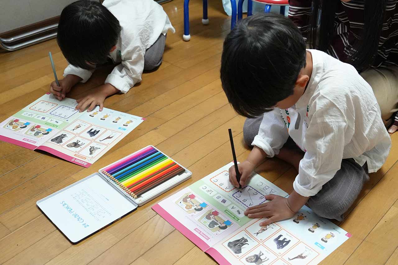 「夢中になるから続き... 確かな力へ」武智志穂さん親子がECCジュニアの英語レッスンを体験！