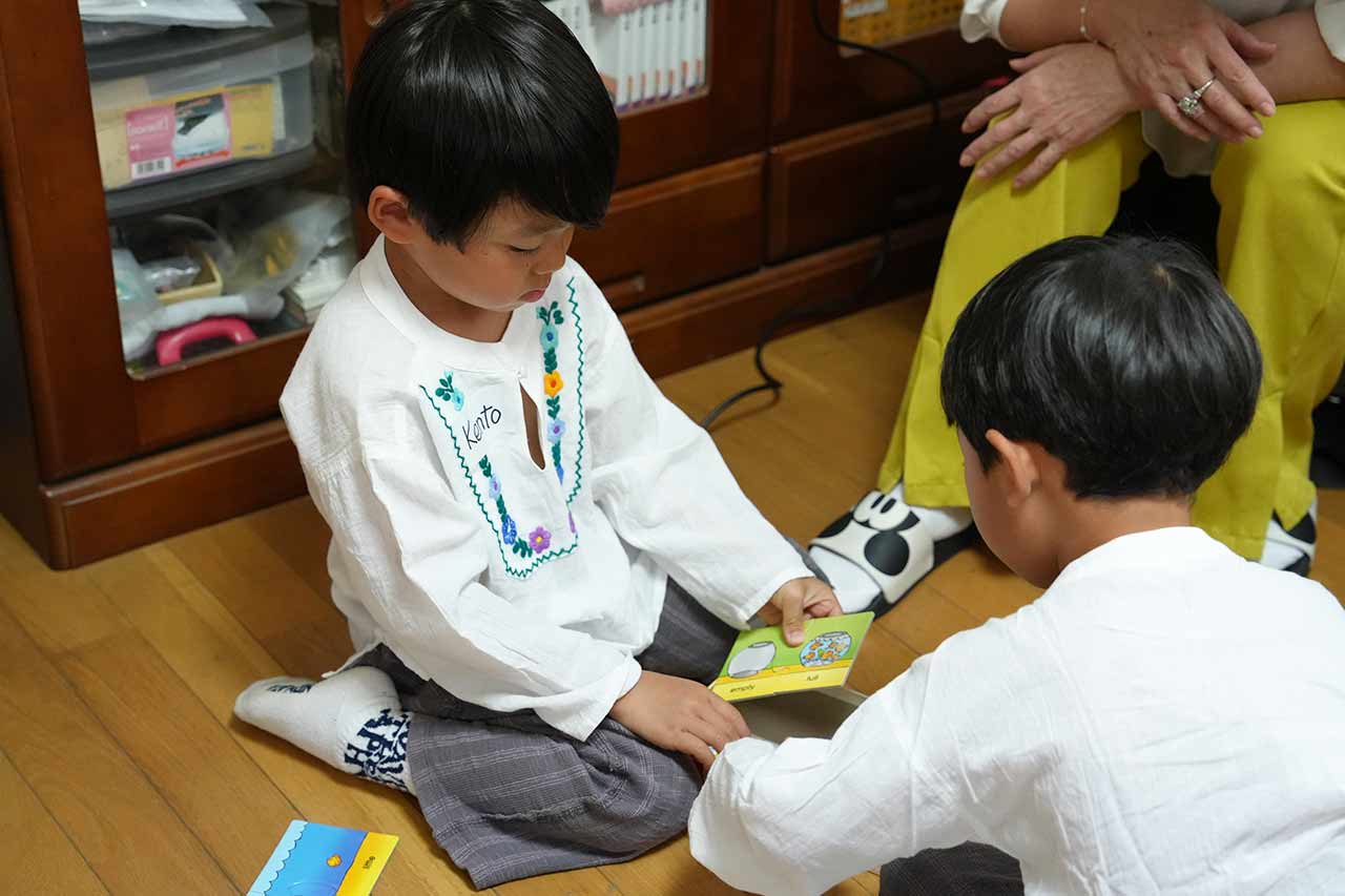 「夢中になるから続き... 確かな力へ」武智志穂さん親子がECCジュニアの英語レッスンを体験！