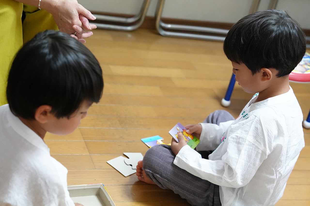 「夢中になるから続き... 確かな力へ」武智志穂さん親子がECCジュニアの英語レッスンを体験！