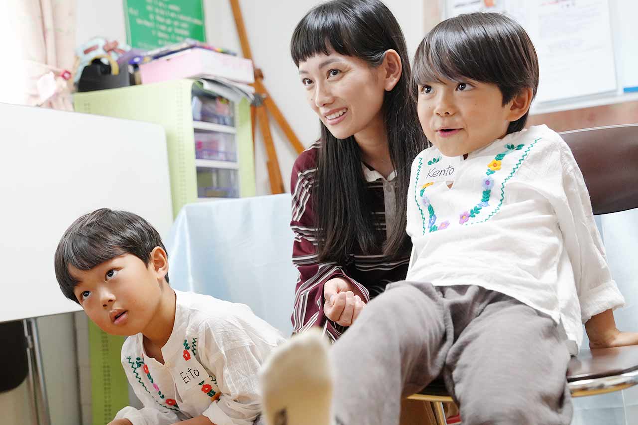 「夢中になるから続き... 確かな力へ」武智志穂さん親子がECCジュニアの英語レッスンを体験！