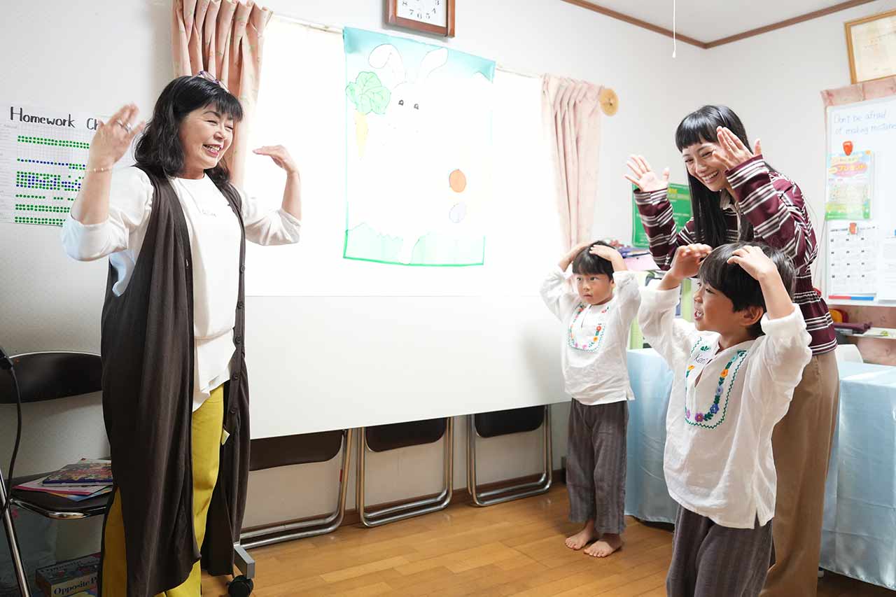 「夢中になるから続き... 確かな力へ」武智志穂さん親子がECCジュニアの英語レッスンを体験！