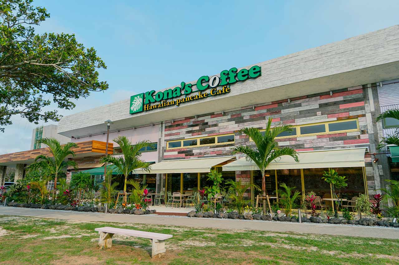 那覇に“いちばん近いハワイ”が誕生！「コナズ珈琲 那覇新都心公園店」五感で楽しむ体験メニューとは？（那覇市）