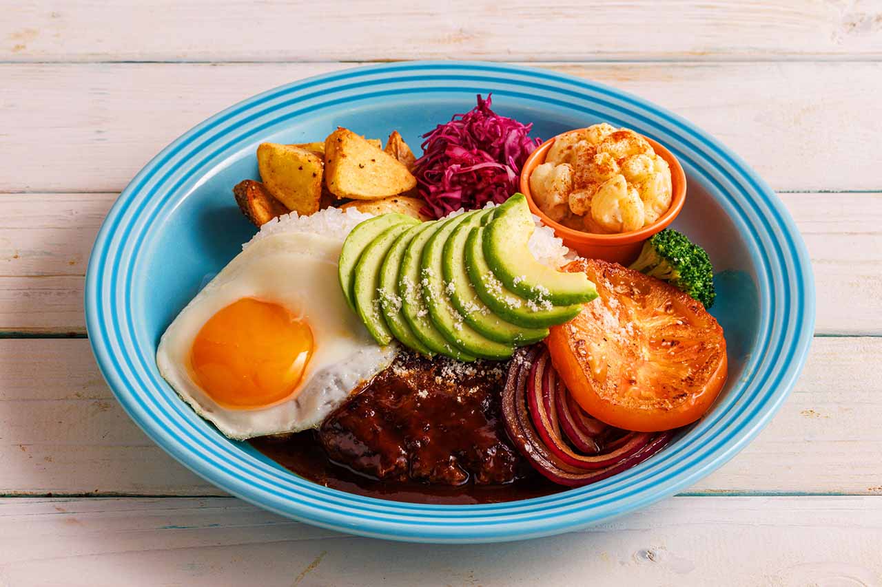 那覇に“いちばん近いハワイ”が誕生！「コナズ珈琲 那覇新都心公園店」五感で楽しむ体験メニューとは？（那覇市）