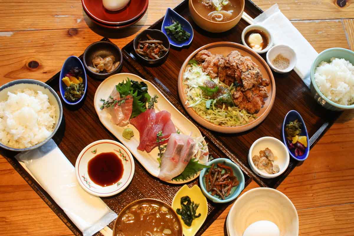“これがいい”がある！泉崎にオープンした「食堂いずみ咲」で味わう厚切り刺身定食と至福の唐揚げ定食！幻の卵かけごはんも要チェック（那覇市）