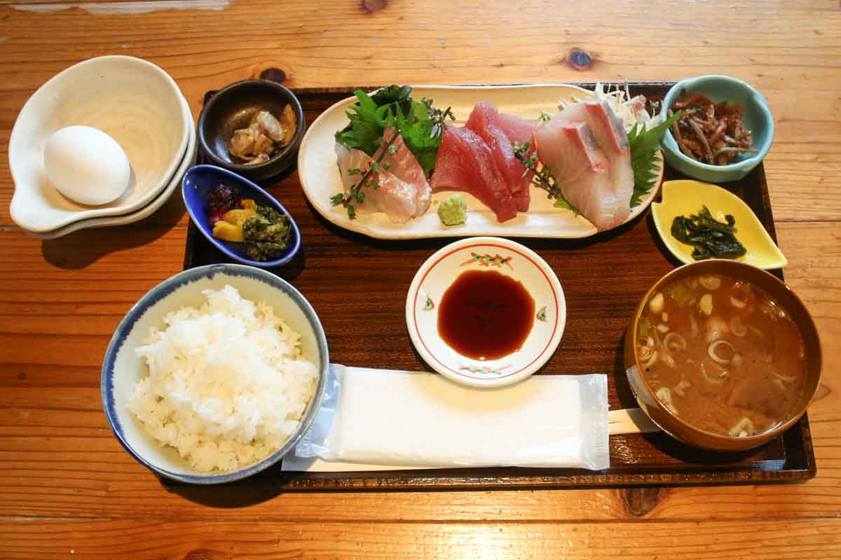 “これがいい”がある！泉崎にオープンした「食堂いずみ咲」で味わう厚切り刺身定食と至福の唐揚げ定食！幻の卵かけごはんも要チェック（那覇市）