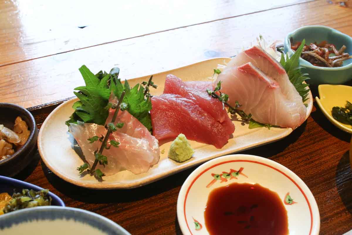“これがいい”がある！泉崎にオープンした「食堂いずみ咲」で味わう厚切り刺身定食と至福の唐揚げ定食！幻の卵かけごはんも要チェック（那覇市）