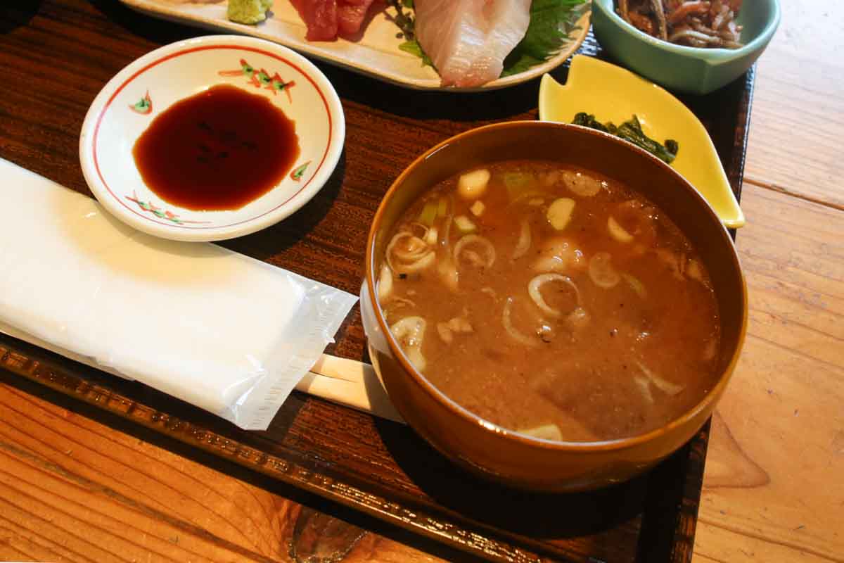 “これがいい”がある！泉崎にオープンした「食堂いずみ咲」で味わう厚切り刺身定食と至福の唐揚げ定食！幻の卵かけごはんも要チェック（那覇市）