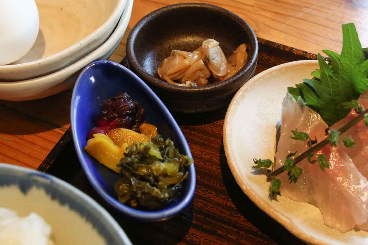 “これがいい”がある！泉崎にオープンした「食堂いずみ咲」で味わう厚切り刺身定食と至福の唐揚げ定食！幻の卵かけごはんも要チェック（那覇市）