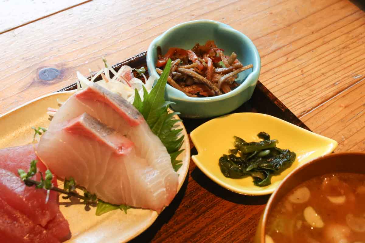 “これがいい”がある！泉崎にオープンした「食堂いずみ咲」で味わう厚切り刺身定食と至福の唐揚げ定食！幻の卵かけごはんも要チェック（那覇市）