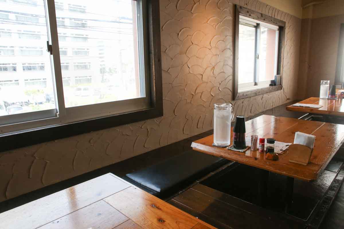 “これがいい”がある！泉崎にオープンした「食堂いずみ咲」で味わう厚切り刺身定食と至福の唐揚げ定食！幻の卵かけごはんも要チェック（那覇市）