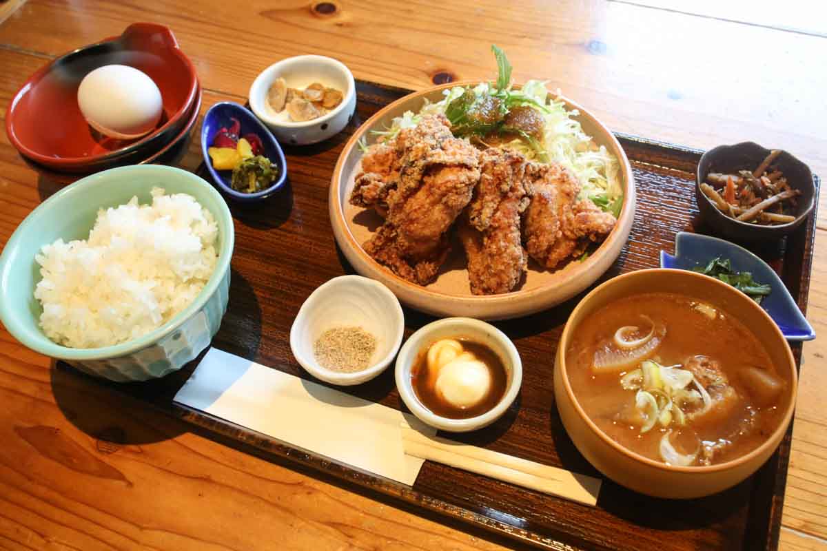 “これがいい”がある！泉崎にオープンした「食堂いずみ咲」で味わう厚切り刺身定食と至福の唐揚げ定食！幻の卵かけごはんも要チェック（那覇市）