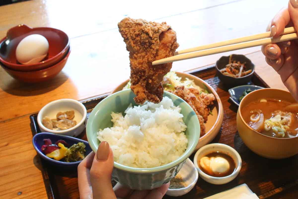 “これがいい”がある！泉崎にオープンした「食堂いずみ咲」で味わう厚切り刺身定食と至福の唐揚げ定食！幻の卵かけごはんも要チェック（那覇市）