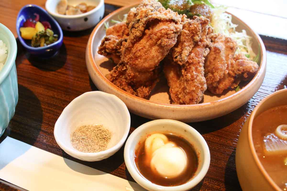 “これがいい”がある！泉崎にオープンした「食堂いずみ咲」で味わう厚切り刺身定食と至福の唐揚げ定食！幻の卵かけごはんも要チェック（那覇市）