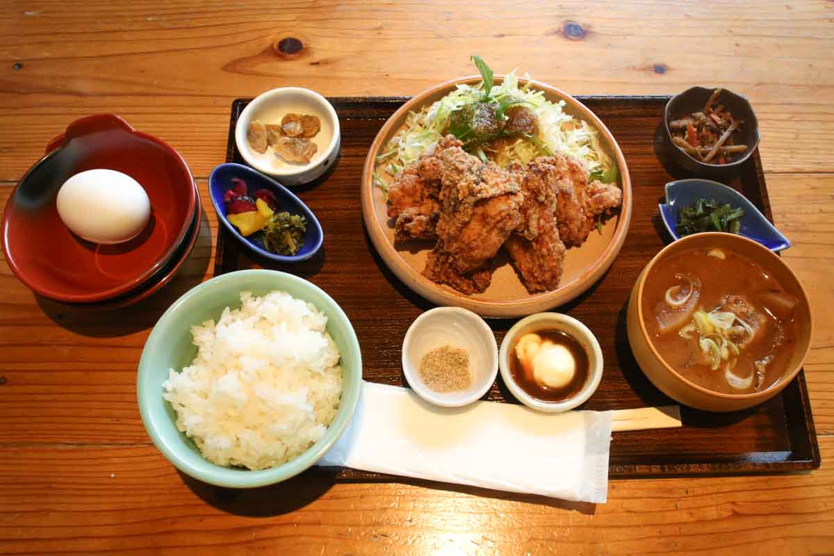 “これがいい”がある！泉崎にオープンした「食堂いずみ咲」で味わう厚切り刺身定食と至福の唐揚げ定食！幻の卵かけごはんも要チェック（那覇市）