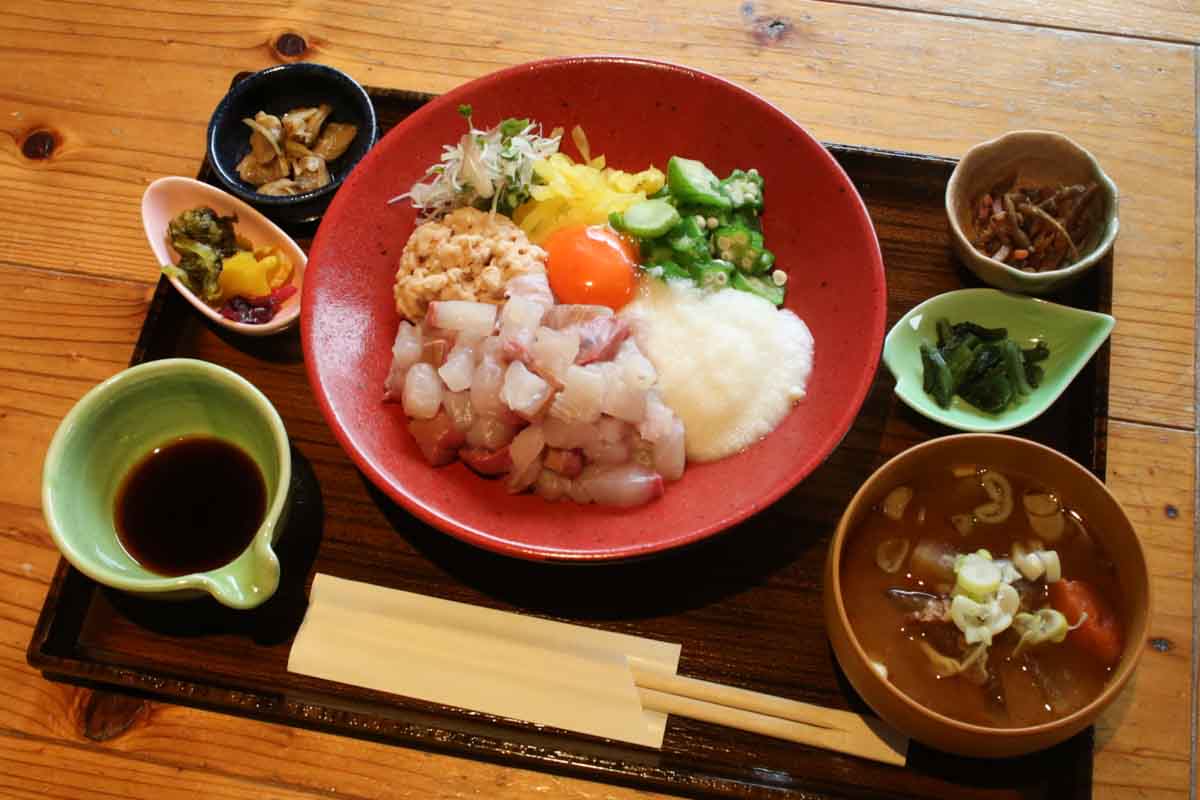 “これがいい”がある！泉崎にオープンした「食堂いずみ咲」で味わう厚切り刺身定食と至福の唐揚げ定食！幻の卵かけごはんも要チェック（那覇市）