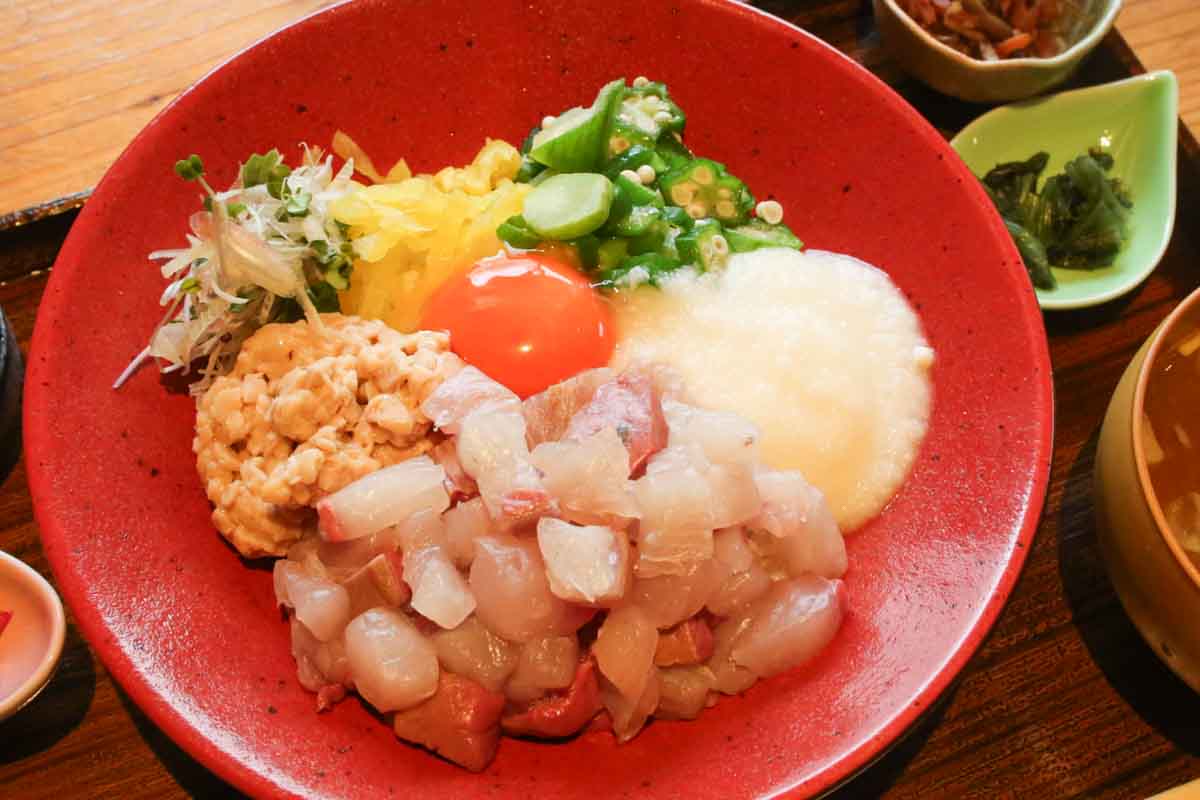 “これがいい”がある！泉崎にオープンした「食堂いずみ咲」で味わう厚切り刺身定食と至福の唐揚げ定食！幻の卵かけごはんも要チェック（那覇市）