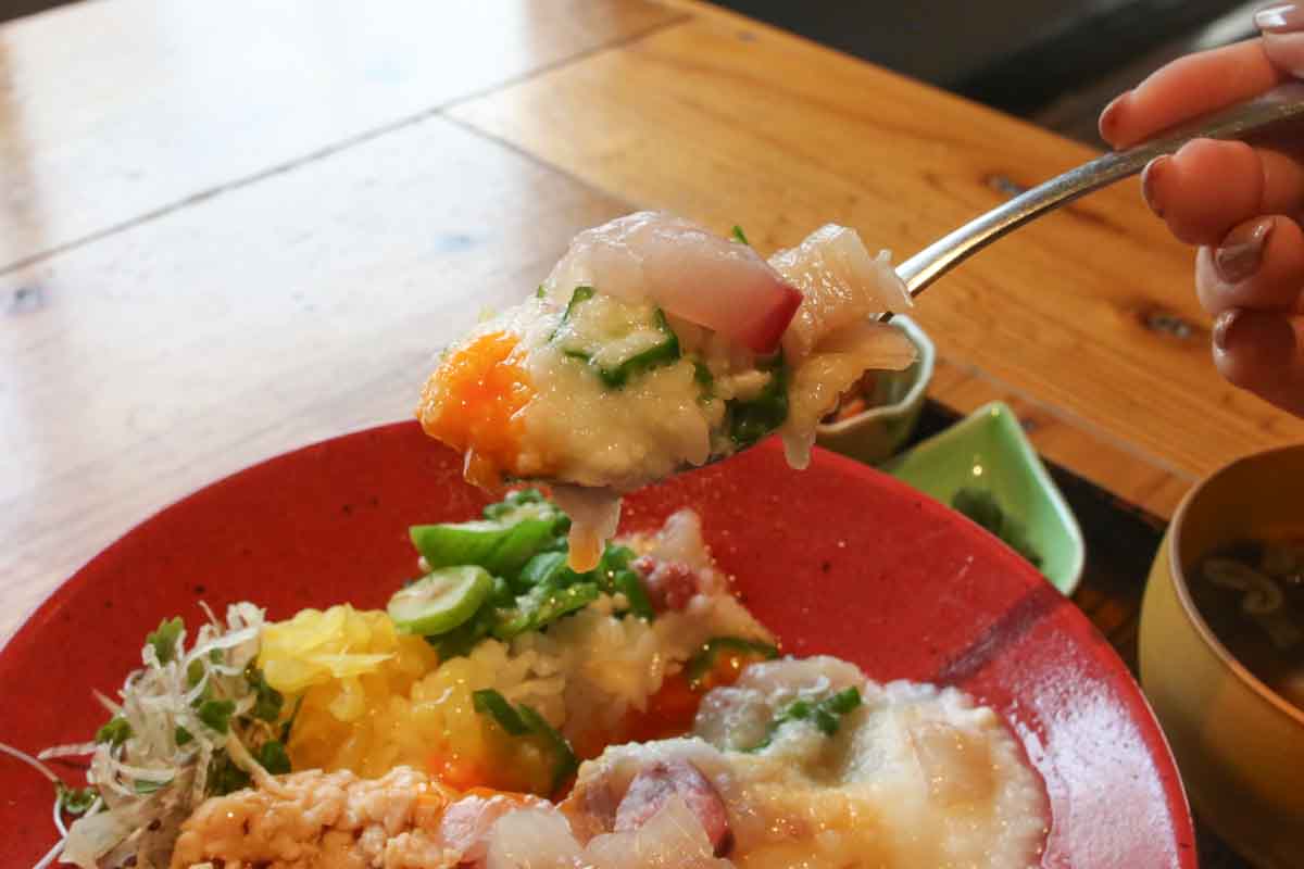 “これがいい”がある！泉崎にオープンした「食堂いずみ咲」で味わう厚切り刺身定食と至福の唐揚げ定食！幻の卵かけごはんも要チェック（那覇市）
