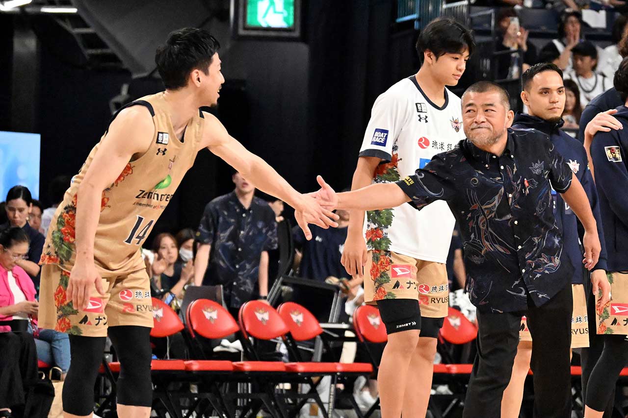 「キングスは誰のものでもない」Bリーグ10年で“CS皆勤賞”…桶谷大HCと岸本隆一が語った金字塔達成の理由